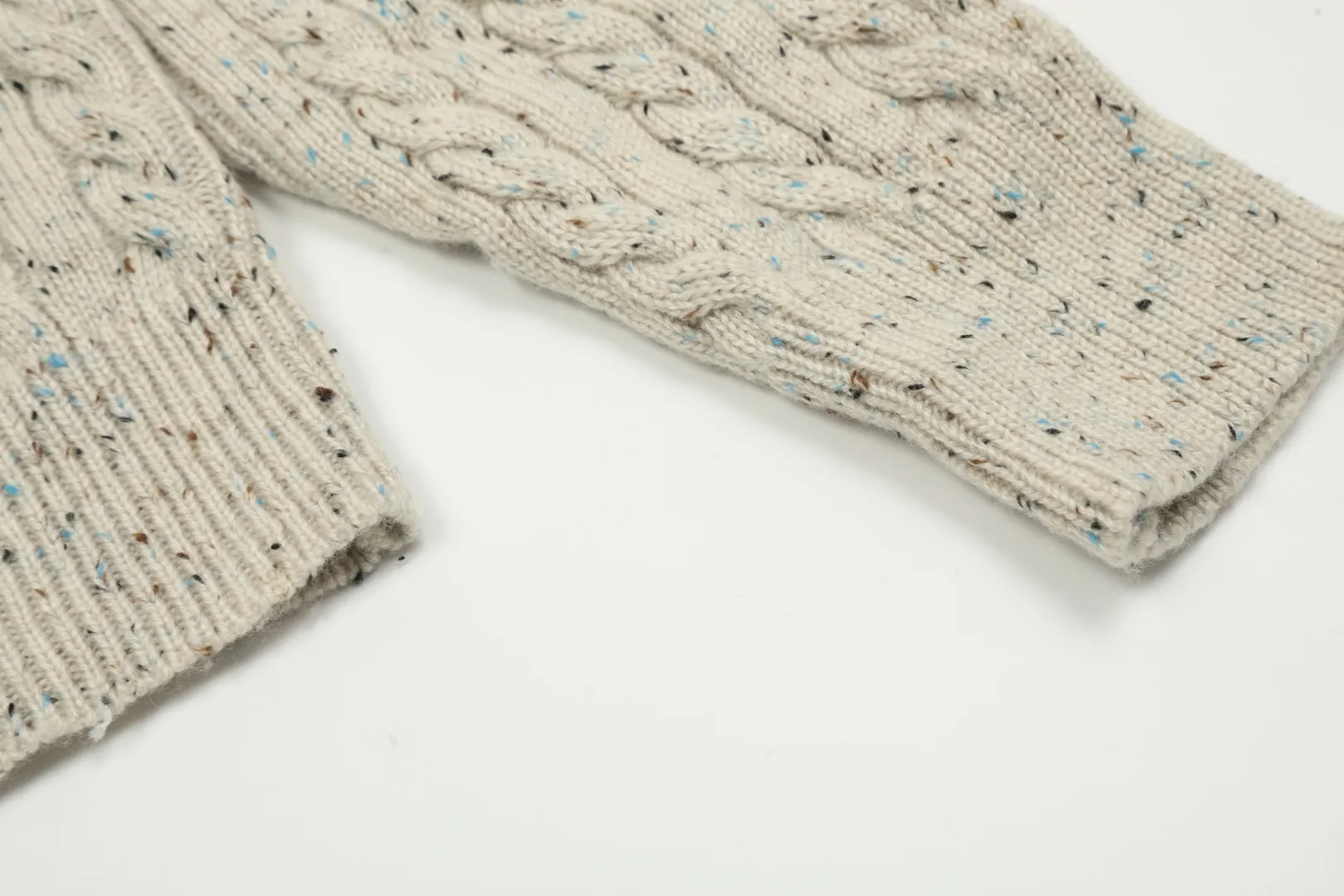 vivienne west wood Vivienne heavy-duty twist multi-color classic cardigan knitted sweater wool 2024 autumn latest style 🧩 15% merino cotton wool 85% wool blend 🧩Correct Italian 🇮🇹100% wool washed wheat logo Size: S -M- L Color: White Dark Gray Blue